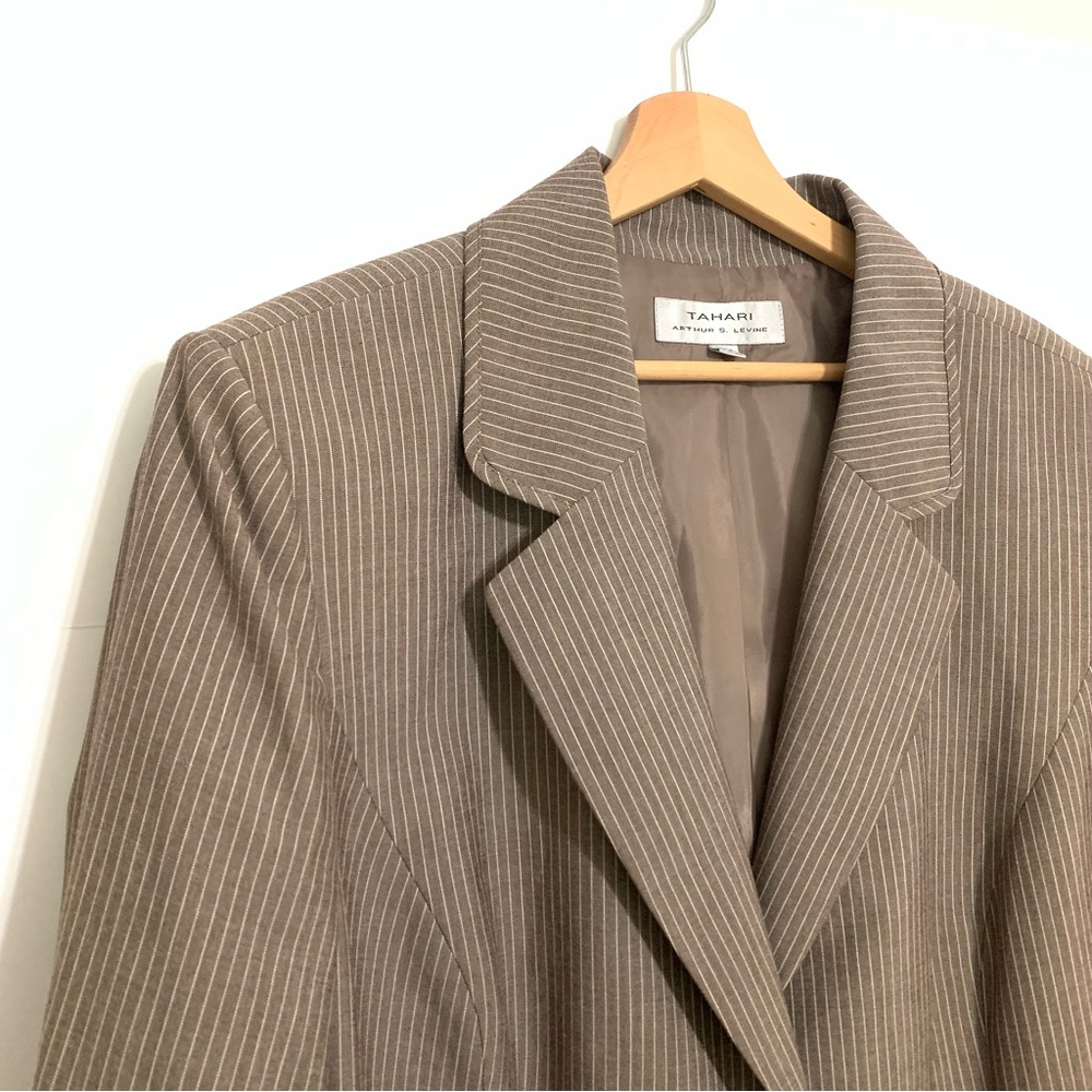 Tahari Brown Pinstripe Blazer Size 22W Two Button Notched Collar Professional - Picture 2 of 11
